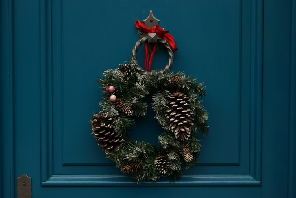 青いドアにかけられたクリスマスリース