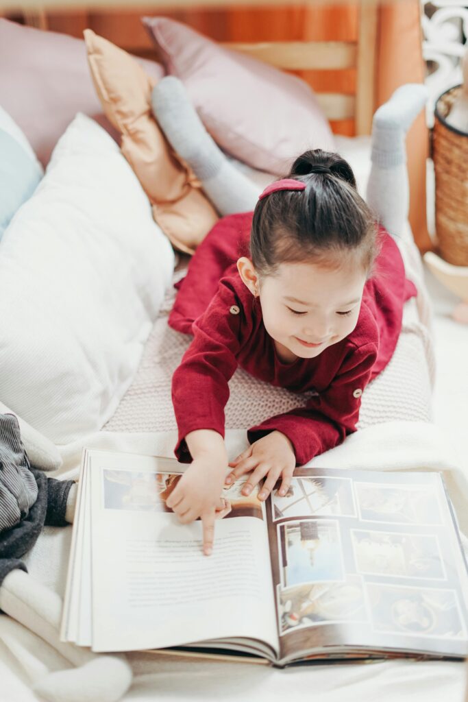 絵本を読む4歳くらいの女の子
