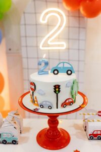 「2」のついたケーキと飾り